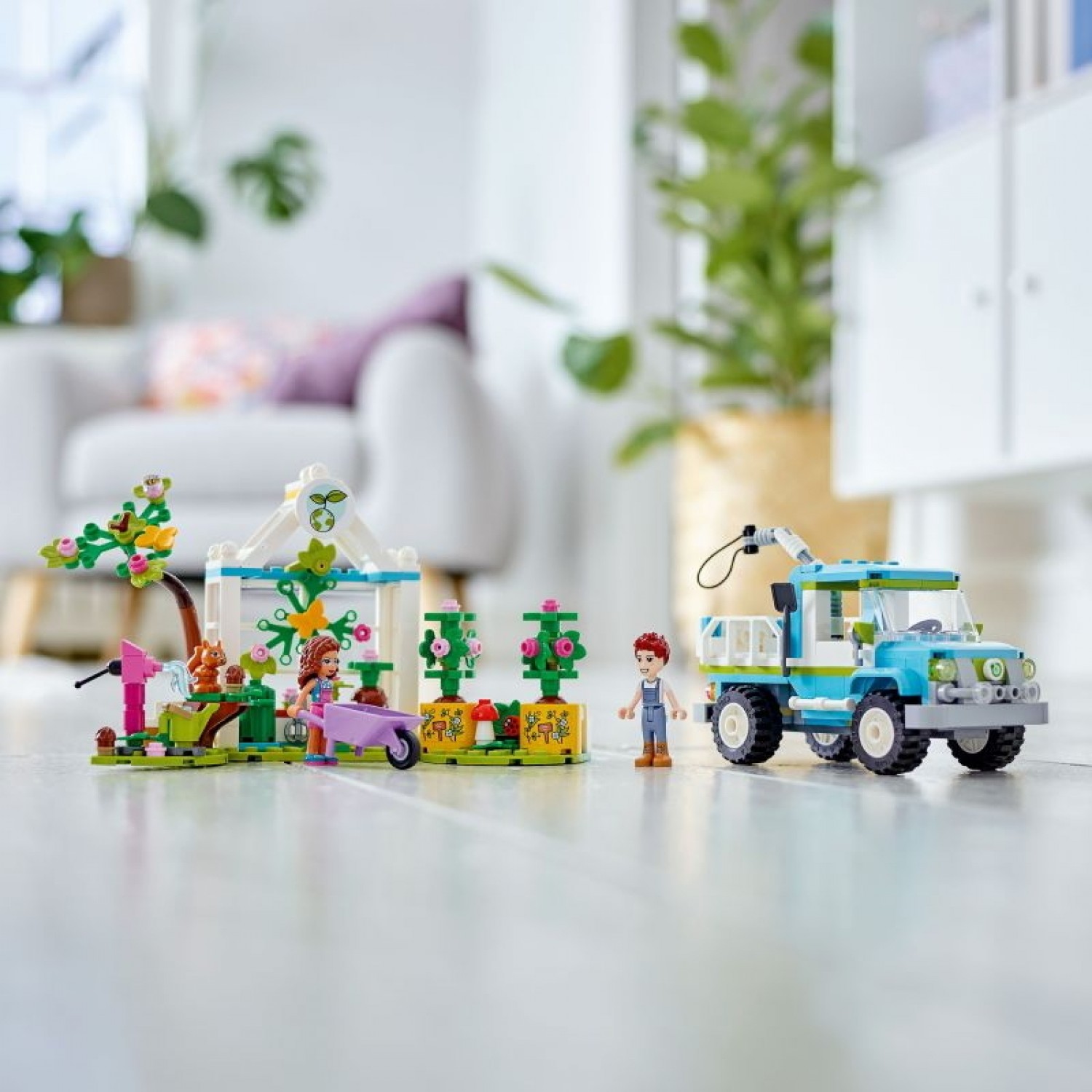 Lego Friends: Tree Planting Vehicle (41707) Lego Friends: Tree Planting Vehicle (41707)